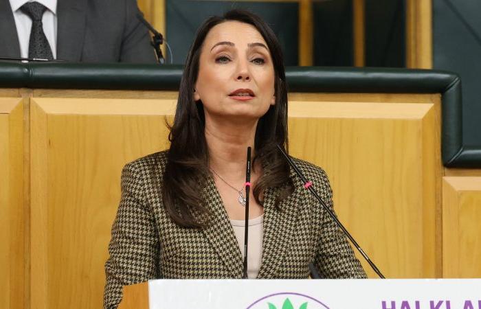 تركيا:
      حكم
      جديد
      بحبس
      صلاح
      الدين
      دميرطاش
      لـ«إهانة
      إردوغان»