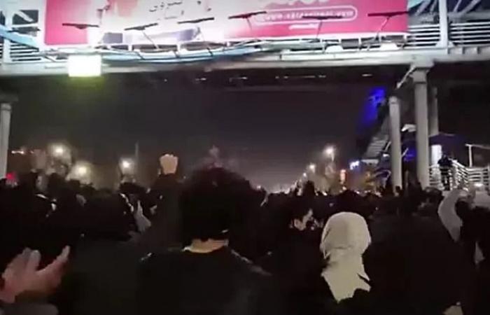 Mass
      protests
      erupt
      in
      Iran's
      capital
      after
      exiled
      prince's
      call,
      internet
      shut
      off
      nationwide