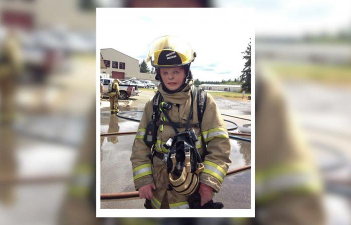 خضع لعشرات العمليات الجراحية.. ناجٍ من حادثة حروق يصبح رجل إطفاء متطوعًا