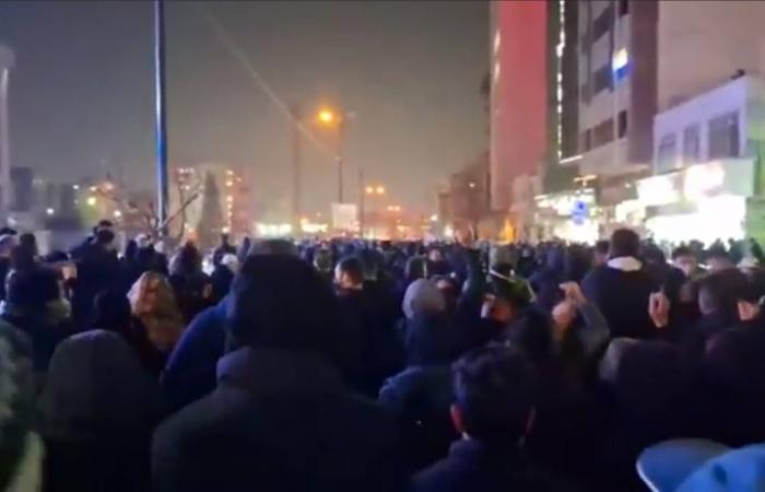 أكراد
      يحتجون
      في
      تركيا
      على
      الاشتباكات
      في
      حلب
      السورية