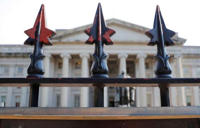 أسواق
      الأسهم
      الخليجية
      تنهي
      جلسة
      الخميس
      بأداء
      متباين