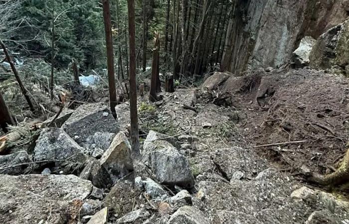 Two
      rockfall
      events
      sent
      boulders
      crashing
      onto
      popular
      B.C.
      hiking
      trail