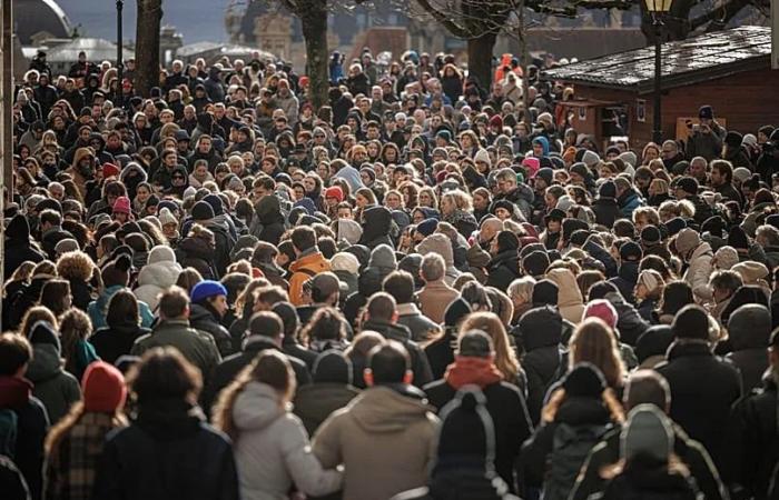 Manager
      of
      Swiss
      bar
      that
      caught
      fire
      killing
      40
      held
      in
      custody