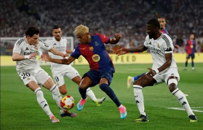 كلاسيكو برشلونة وريال مدريد يتجدد في نهائي السوبر الإسباني بالسعودية.. الموعد والتشكيلتان والقنوات الناقلة