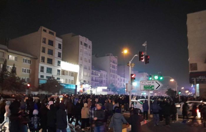 احتجاجات
      تجتاح
      إيران...
      وخامنئي
      يحض
      على
      الوحدة
      الجاهزية