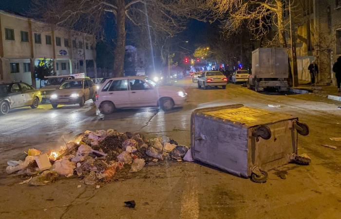 مسؤول إيراني يتوعد المتظاهرين "المخربين" بالإعدام.. وسط انقطاع شبه كامل للإنترنت