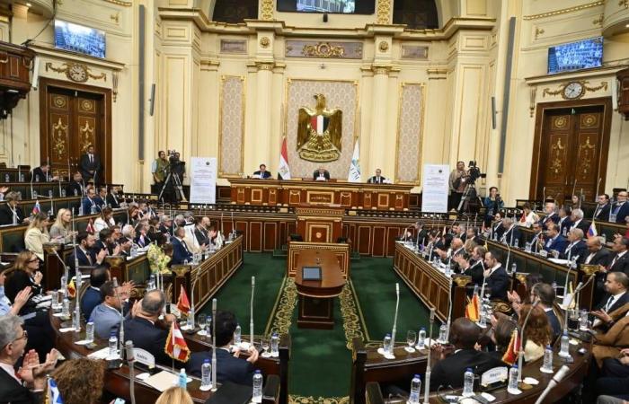 ملك
      المغرب
      يعاني
      من
      آلام
      بالظهر
      تتطلب
      علاجاً
      طبياً
      وفترة
      راحة