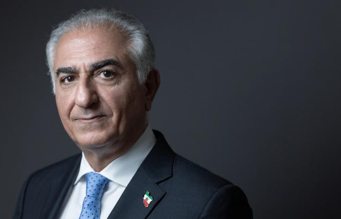 من هو رضا بهلوي نجل الشاه المخلوع وولي عهد إيران السابق؟