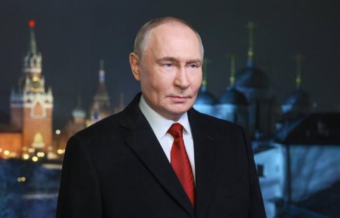 متظاهر
      يستبدل
      بعلم
      إيران
      علمَ
      «ما
      قبل
      الثورة»
      على
      مبنى
      السفارة
      في
      لندن