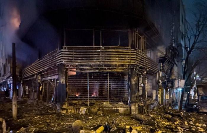 احتجاجات
      إيران
      إلى
      أسبوعها
      الثالث...
      وحملة
      الاحتواء
      تتوسع