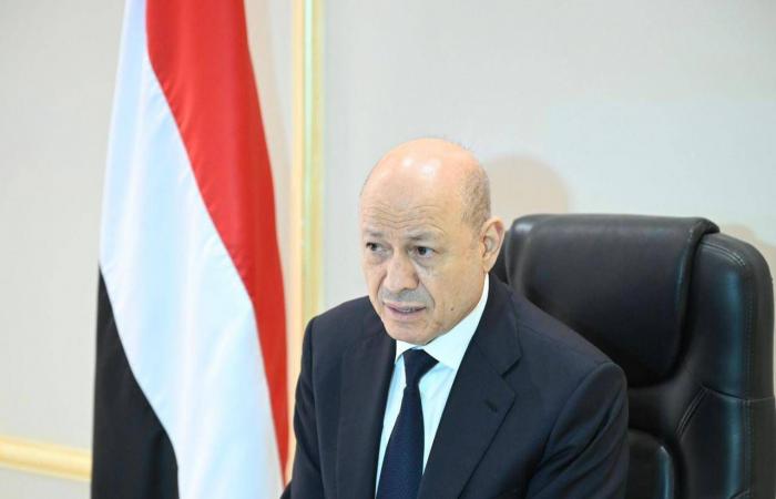 العليمي:
      حصر
      السلاح
      بيد
      الدولة
      للتركيز
      على
      مواجهة
      الحوثيين