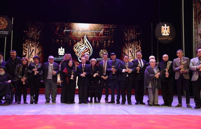 «المسرح
      العربي»
      يحتفي
      بـ«النجوم
      القدامى»
      ويركز
      على
      ورش
      التمثيل