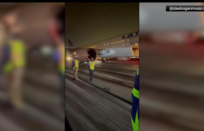 شاهد انفجار إطار طائرة لحظة هبوطها في مطار أتلانتا آتية من البيرو.. فهل تمكّنت من الهبوط؟
