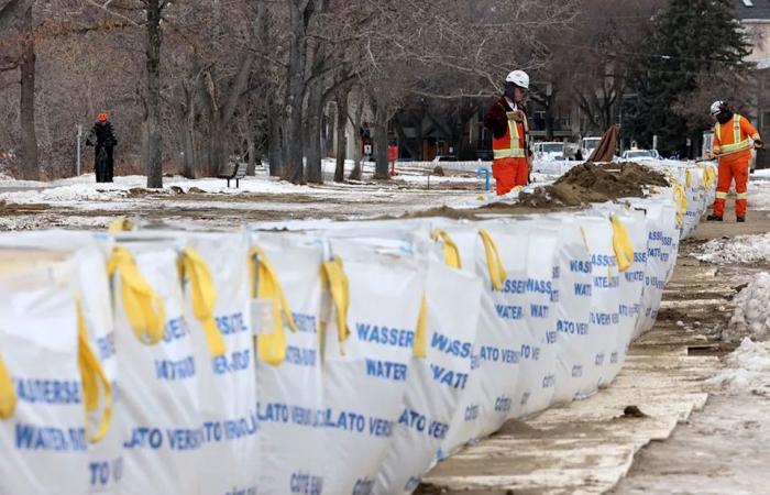 'We
      aren’t
      there
      yet':
      Calgary
      water
      use
      continues
      downward
      trend
      as
      crews
      fill
      feeder
      main