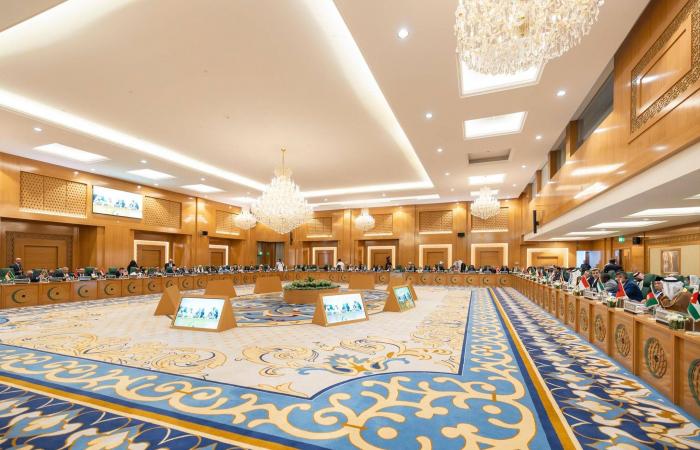 وزير
      الخارجية
      الصومالي:
      أي
      اعتراف
      أحادي
      بمناطق
      انفصالية
      غير
      قابل
      للحياة