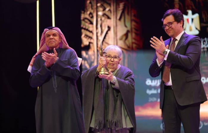 «المسرح
      العربي»
      يحتفي
      بـ«النجوم
      القدامى»
      ويركز
      على
      ورش
      التمثيل