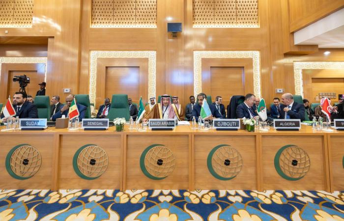 وزير
      الخارجية
      الصومالي:
      أي
      اعتراف
      أحادي
      بمناطق
      انفصالية
      غير
      قابل
      للحياة