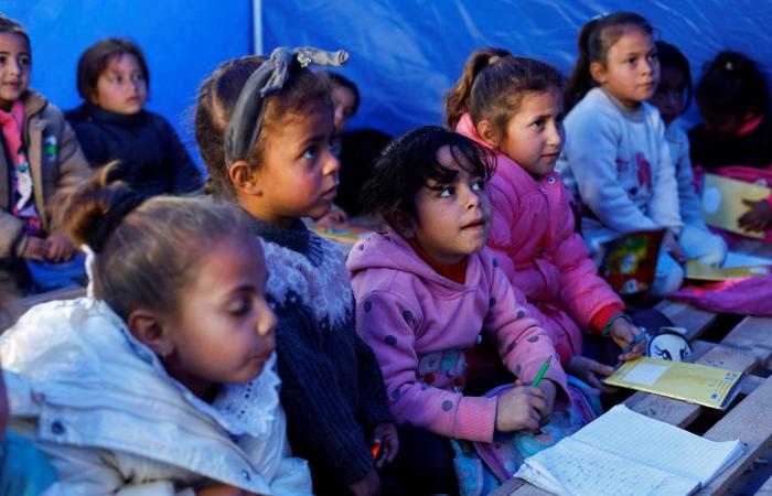 طلاب
      غزة
      يستأنفون
      الدراسة
      داخل
      خيام
      قرب
      «الخط
      الأصفر»