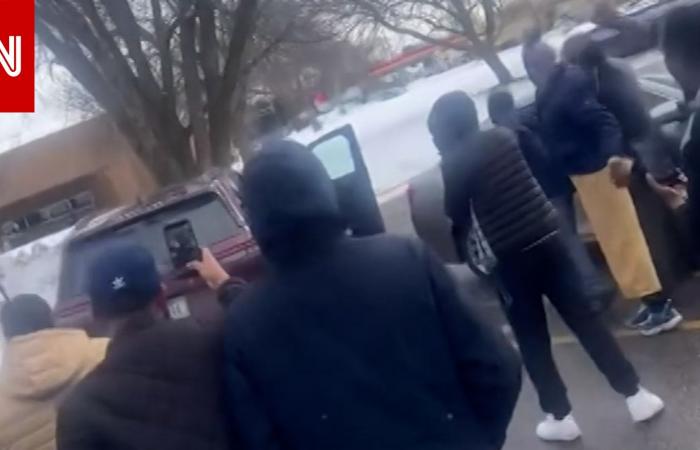 متابعة: مواجهة تنتهي بطرد عملاء فيدراليين قاموا بملاحقة امرأة إلى ساحة مركز تجاري.. شاهد ما حدث