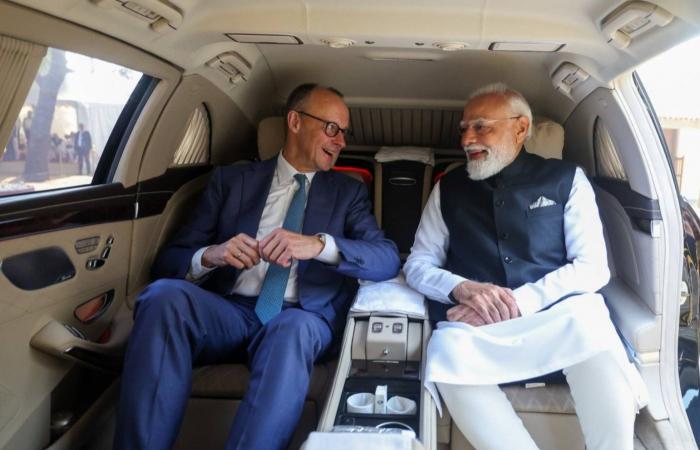 مقتل
      7
      من
      الشرطة
      الباكستانية
      في
      هجوم