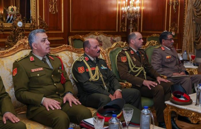 «الدعم
      السريع»
      تستهدف
      مركزاً
      للجيش
      السوداني
      في
      مدينة
      سنجه