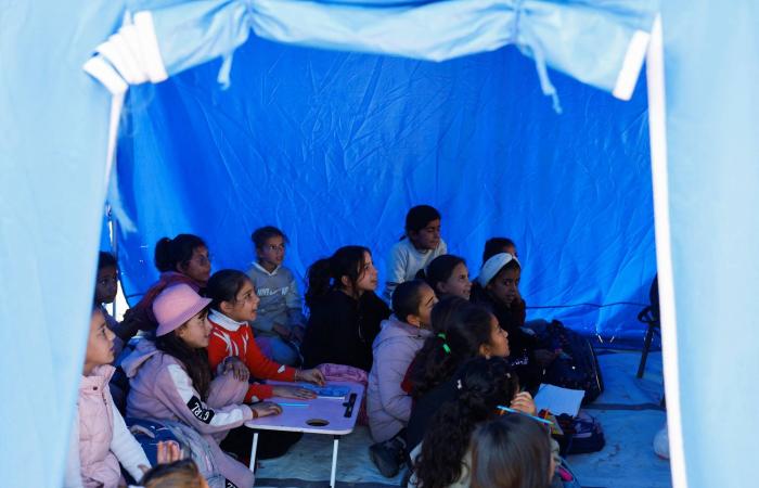 طلاب
      غزة
      يستأنفون
      الدراسة
      داخل
      خيام
      قرب
      «الخط
      الأصفر»