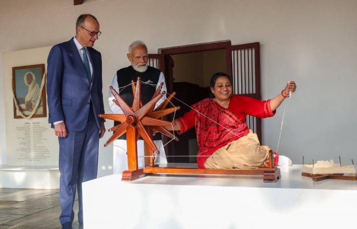 مقتل
      7
      من
      الشرطة
      الباكستانية
      في
      هجوم