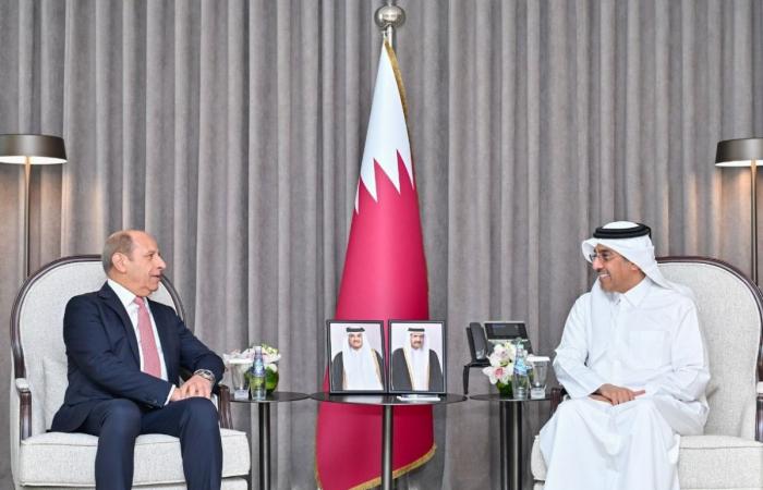 وزير العمل يجتمع مع السفير الأردني