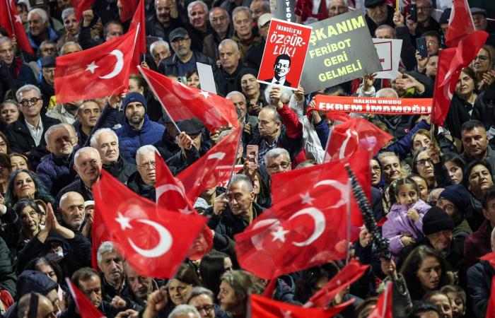 تركيا:
      معركة
      «شد
      وجذب»
      بين
      الحزب
      الحاكم
      وخصومه
      حول
      الدستور
      الجديد