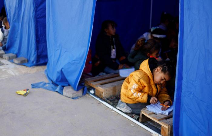 طلاب
      غزة
      يستأنفون
      الدراسة
      داخل
      خيام
      قرب
      «الخط
      الأصفر»