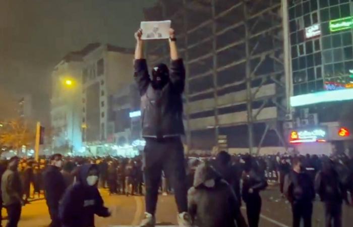 ممثل
      ادعاء
      يطلق
      النار
      على
      قاضية
      داخل
      محكمة
      في
      إسطنبول