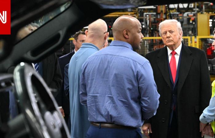 متابعة: ترامب يقوم بـ"إشارة بذيئة" لشخص خلال جولة في مصنع.. والبيت الأبيض يعلق