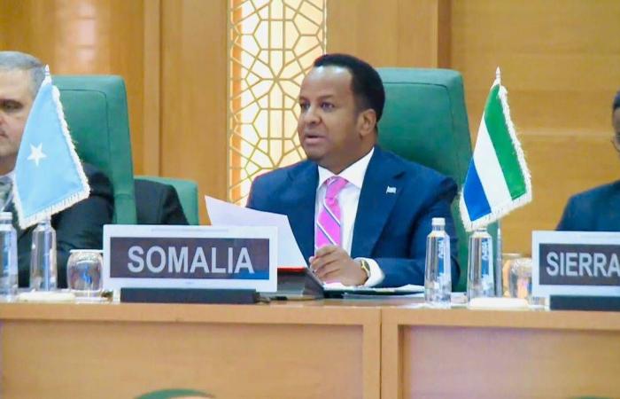 وزير
      الدفاع
      السعودي
      يشيد
      ببطولة
      مدير
      ميناء
      المكلا
      اليمني