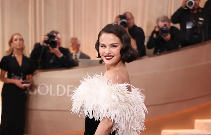 استغرق تنفيذه أكثر من 320 ساعة.. فستان سيلينا غوميز يخطف الأنظار في حفل "غولدن غلوب"