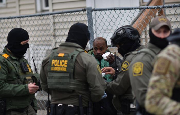 أميركا
      تحث
      مواطنيها
      على
      مغادرة
      إيران
      على
      الفور