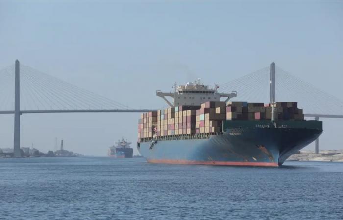 السلطات المصرية تعلن إنقاذها سفينة بضائع من الغرق عند مدخل قناة السويس