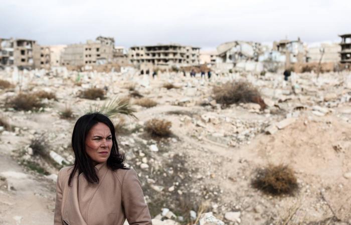 قبل
      اجتماع
      مع
      فانس...
      الدنمارك
      وغرينلاند
      تعززان
      وجودهما
      العسكري
      بالجزيرة