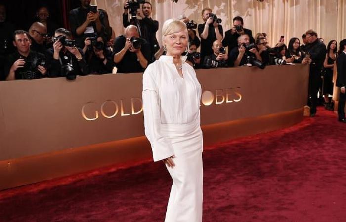 باميلا أندرسون تحيي تسريحة شعر مارلين مونرو على السجادة الحمراء