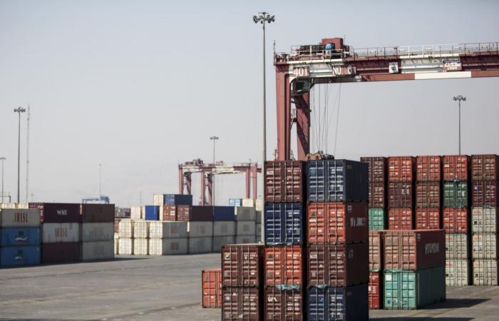 رسوم ترامب على الشركاء التجاريين لإيران… دول عربية قد تتأثر