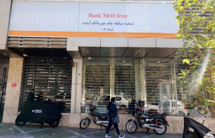 سقوط
      «آينده»...
      كيف
      فجَّرت
      إمبراطورية
      الظل
      المالية
      بركان
      الغضب
      في
      إيران؟