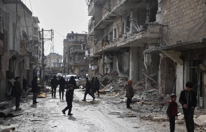 الجيش
      السوري
      يرسل
      تعزيزات
      إلى
      الشرق
      من
      مدينة
      حلب