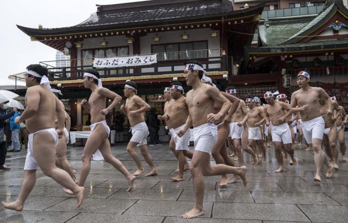 اليابان تستهل العام الجديد بطقوس تطهير بالمياه الجليدية