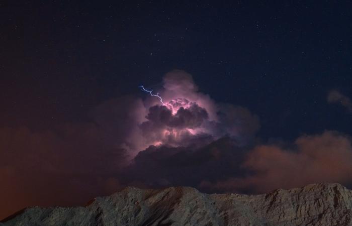 عُماني يوثق ظاهرة جوية خاطفة للأنفاس في سماء مُسندم