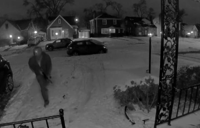 طرق الباب ثم أطلق النار.. فيديو يوثق لحظة هجوم مسلح على منزل في أمريكا