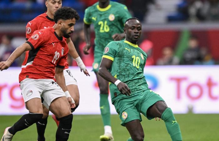 تصرف "صادم" من لاعبي منتخب مصر مع الحكم بعد الخسارة أمام السنغال