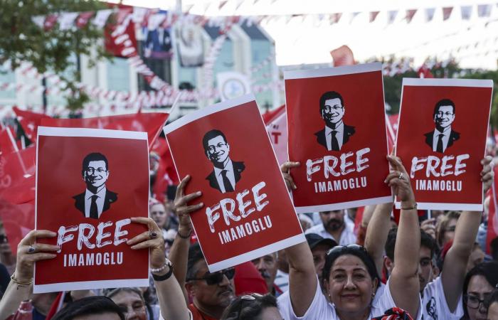 تركيا:
      إمام
      أوغلو
      يحصل
      على
      جائزة
      دولية
      للديمقراطية