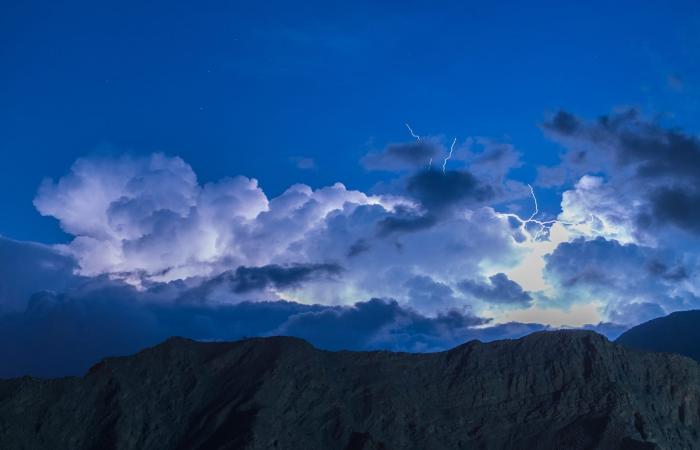 عُماني يوثق ظاهرة جوية خاطفة للأنفاس في سماء مُسندم