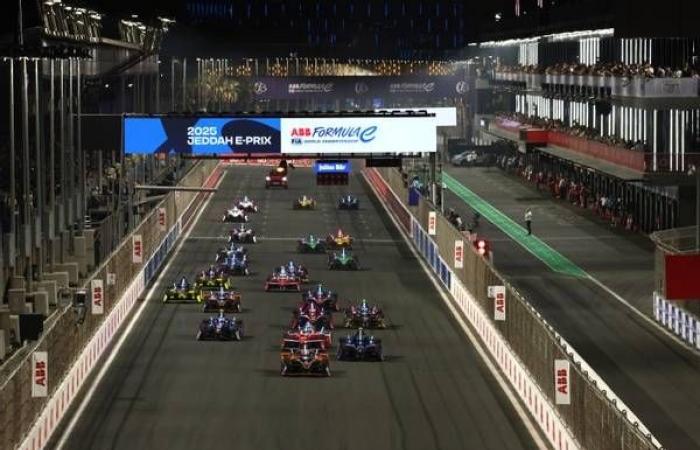 تحت
      أنظار
      بوفون...
      القادسية
      يمطر
      شباك
      الفيحاء