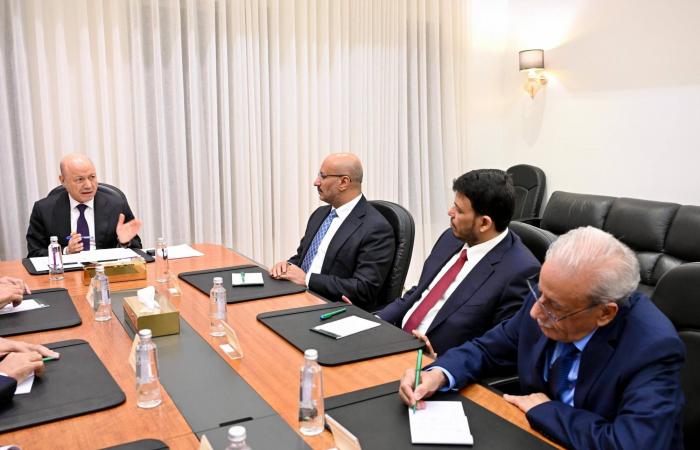 «الرئاسي
      اليمني»
      يسقط
      عضوية
      البحسني
      ويقرر
      ملء
      شواغره