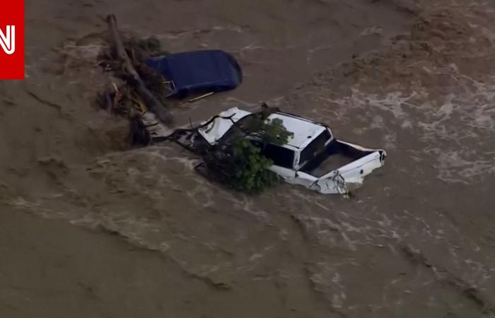 متابعة: شاهد.. فيضانات في أستراليا تجرف سيارات ومنازل إلى مياه البحر